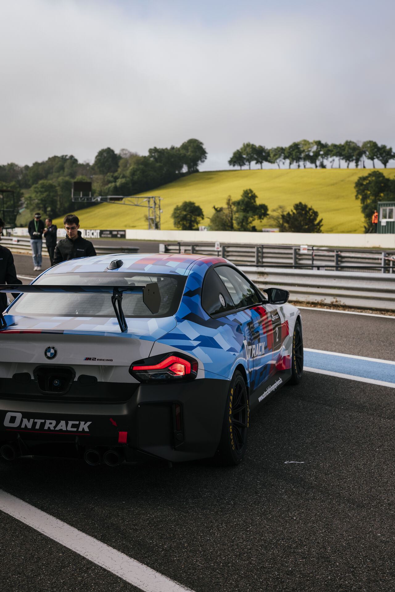 BMW M2 Racing ONTRACK vue arrière sur circuit avec aileron