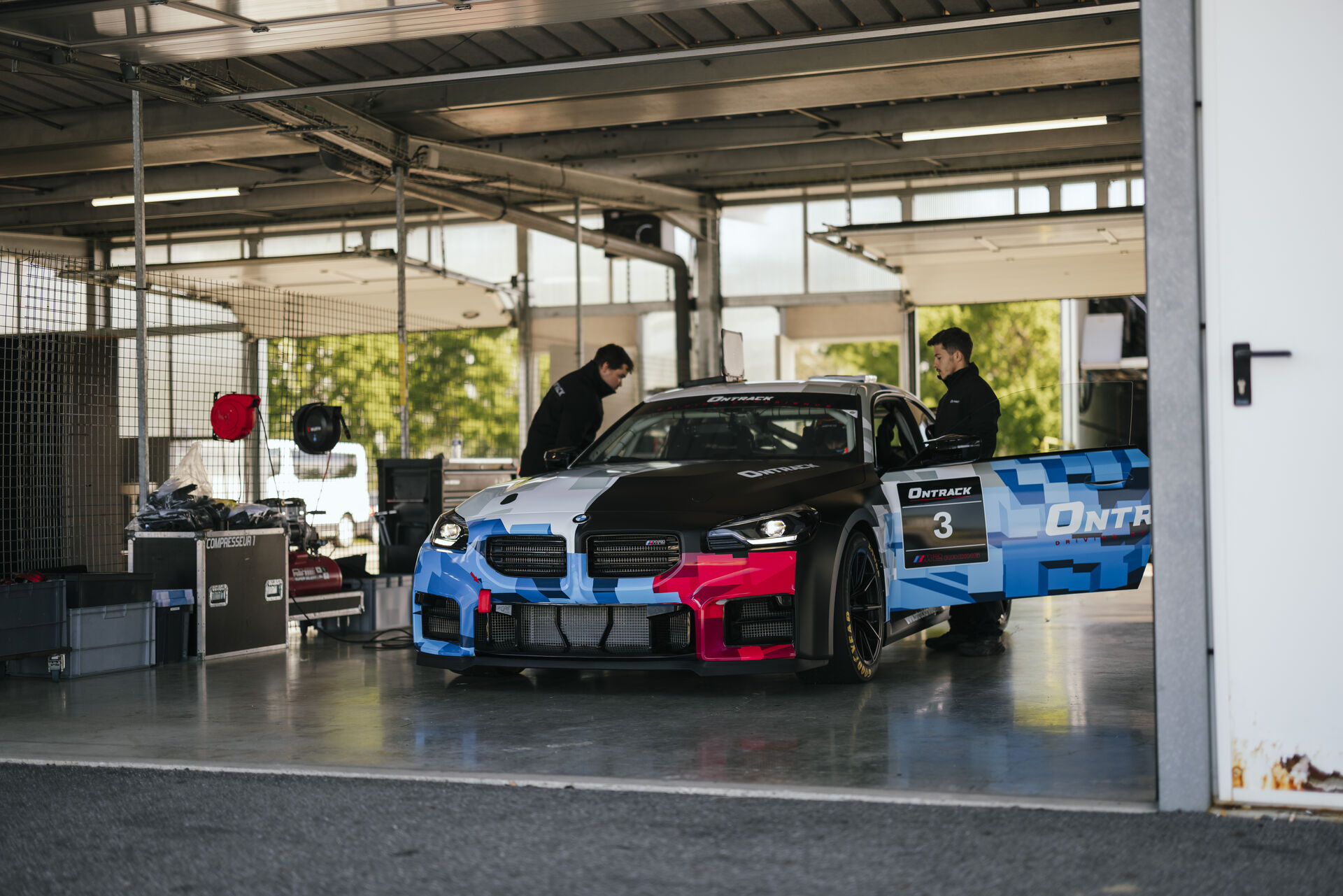 BMW M2 Racing ONTRACK en préparation dans le garage du circuit