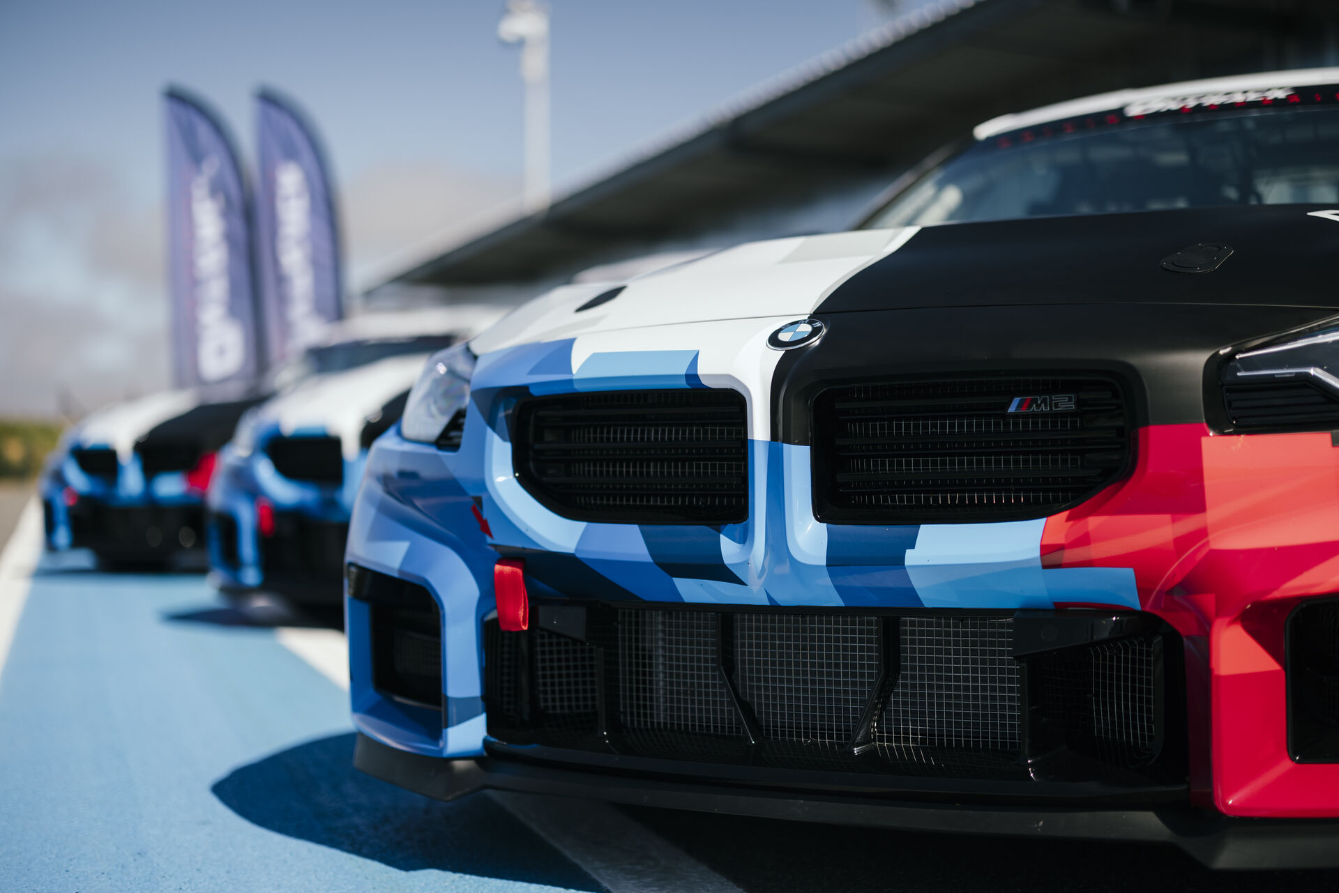 Flotte de BMW M2 Racing ONTRACK alignées sur circuit
